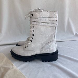 New $448 Tory Burch White Logo T Hardware Crackle Combat Boots Size 9.5